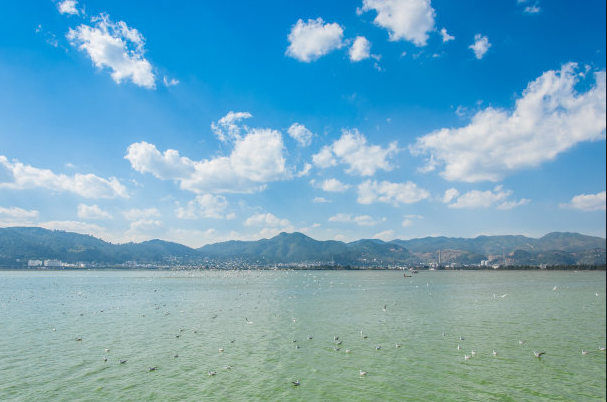 云南最大淡水湖图片