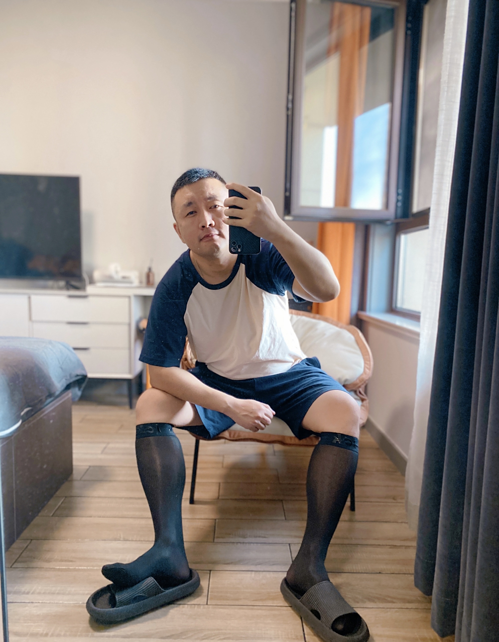 居家难免无聊,大叔的自拍照,有点可爱这个表情.#男人