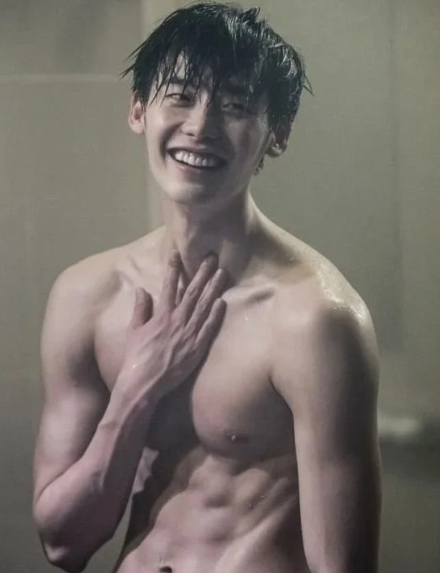 《黑话律师》李钟硕是肌肉花美男,健身前后差超多,身材变化史公开