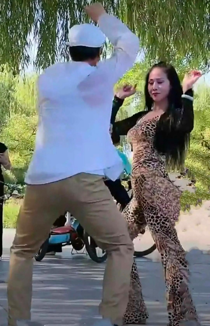 现在的老年人比年轻人还开放,一起跳莎莎舞
