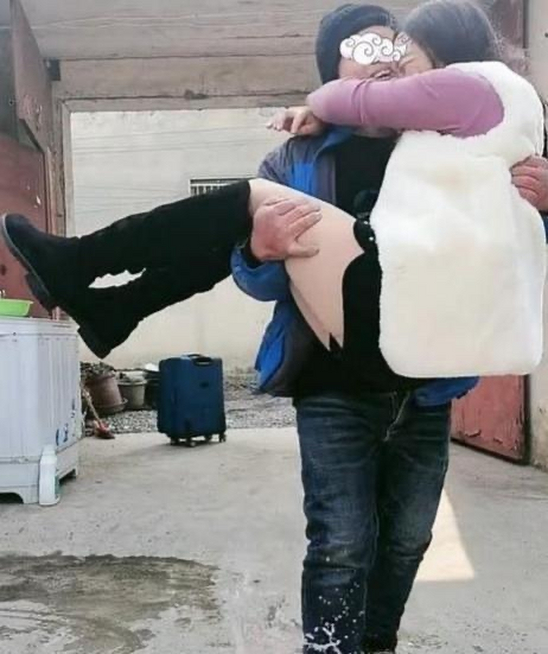 小别胜新婚,看得出来,夫妻非常恩爱,真让人羡慕.