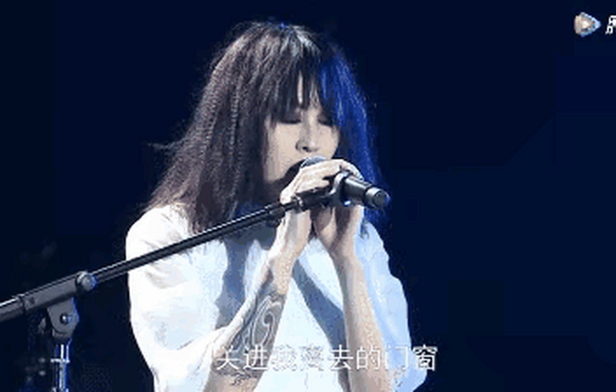 罗琦# 1993年,女歌手罗琦,一次喝酒时和别人发生冲突,骂道:"北京人就