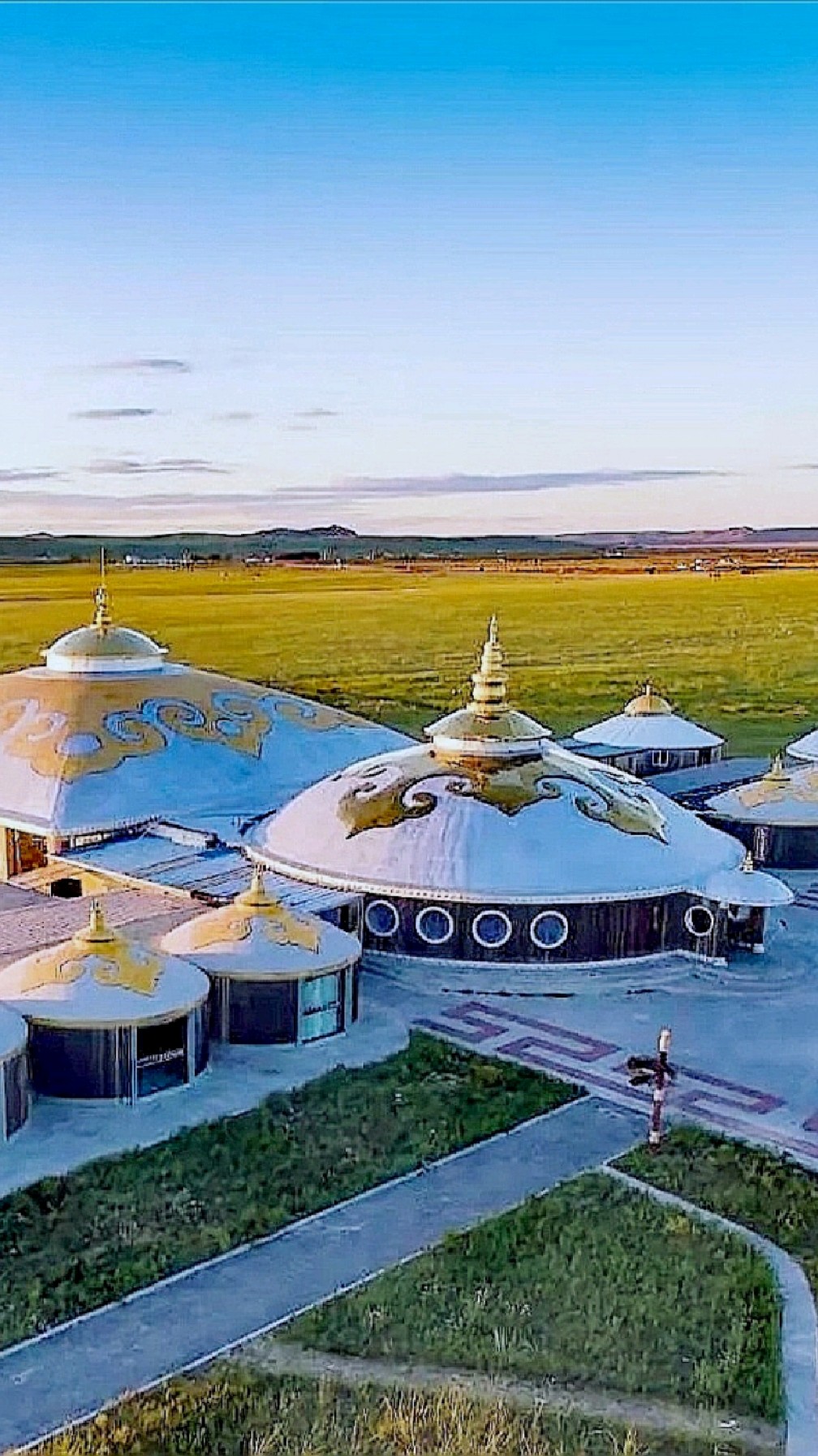 内蒙古西乌旗蒙古汗城,汗城的建筑风格复刻了成吉思汗时代的蒙古部落