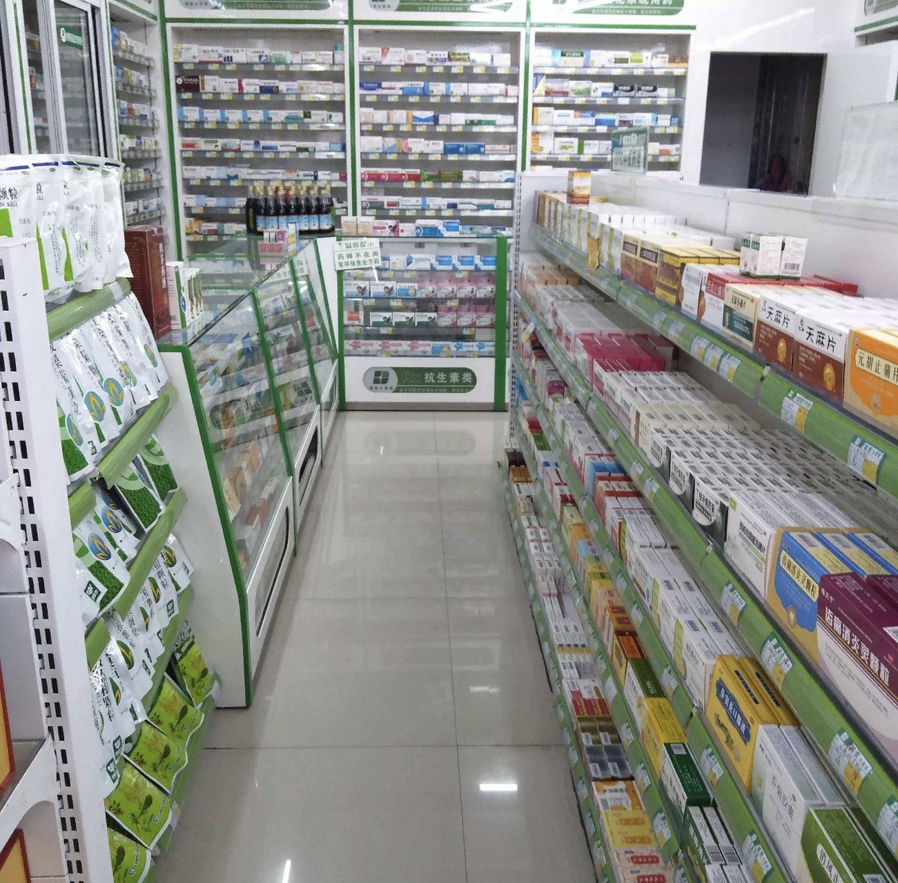 今天,在我们家的姨侄女感冒了,到药店去买药,导购员要求我办个会员卡