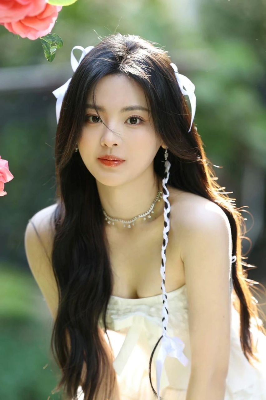 杨超越也走"性感风",穿白色连衣裙美如仙女,甜美不失女人味