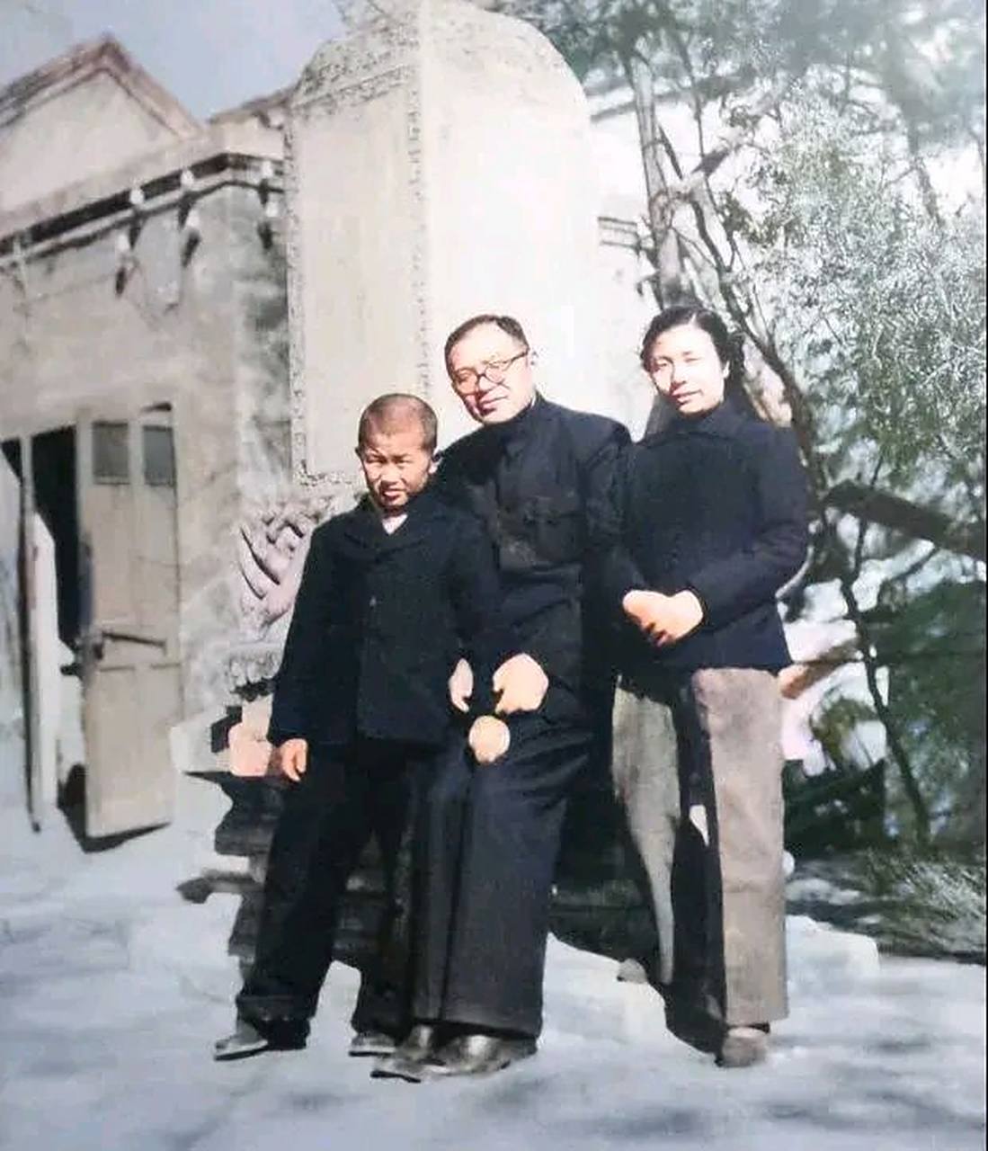 1951年,洛甫一家的留影,照片中的人是他的妻子刘英,儿子张虹生.