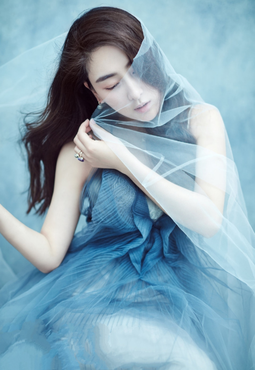 清纯唯美的#马苏# 肤白貌美的容颜,白皙水嫩的肌肤,丰满傲人的事业线