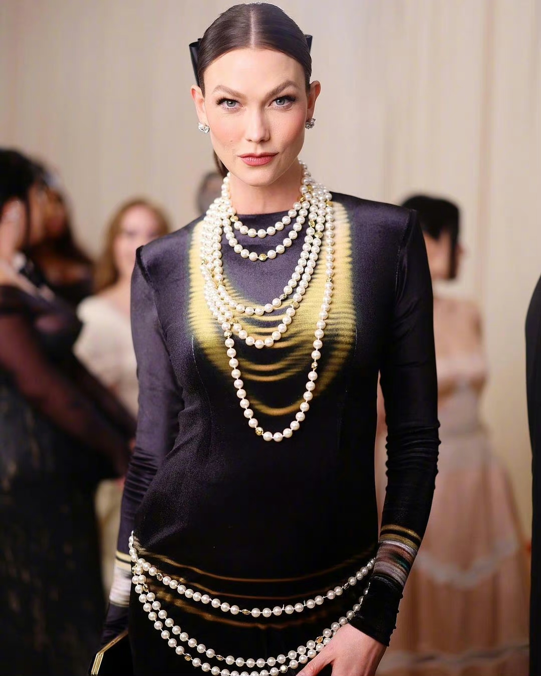 karlie kloss身穿loewe设计定制的黑色礼服致敬卡尔·拉格斐的经典