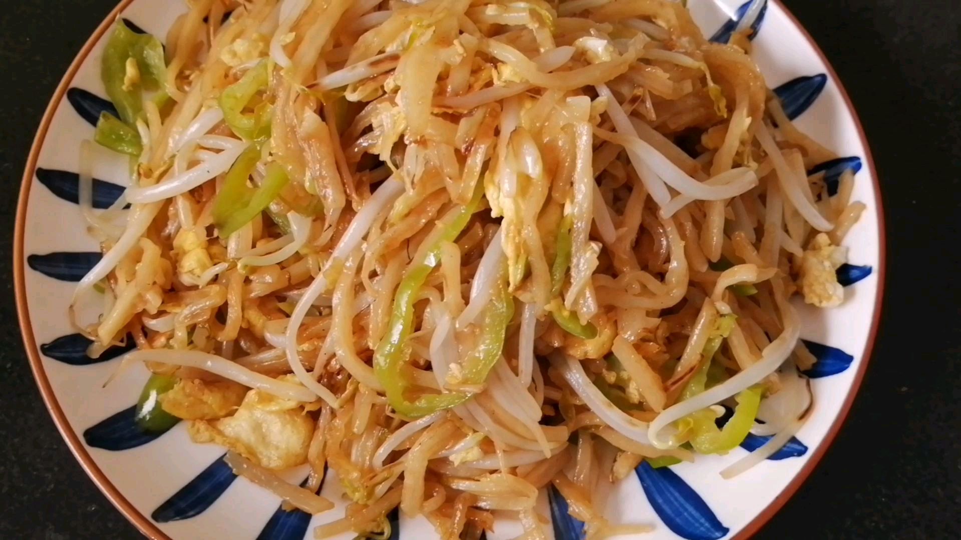 豆芽素炒饼,新吃法,不出汤,味道好