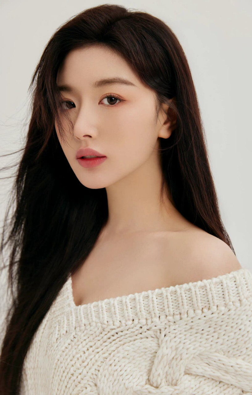 在《蜜蜂少女队》节目中,孔雪儿初登场就用姣好的容貌和潇洒利落的