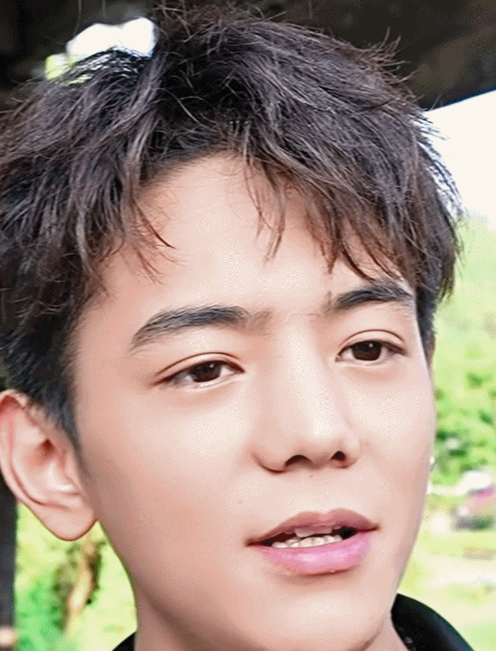 丁真走红之后依然保持纯真本色,眼神还是那么清澈.