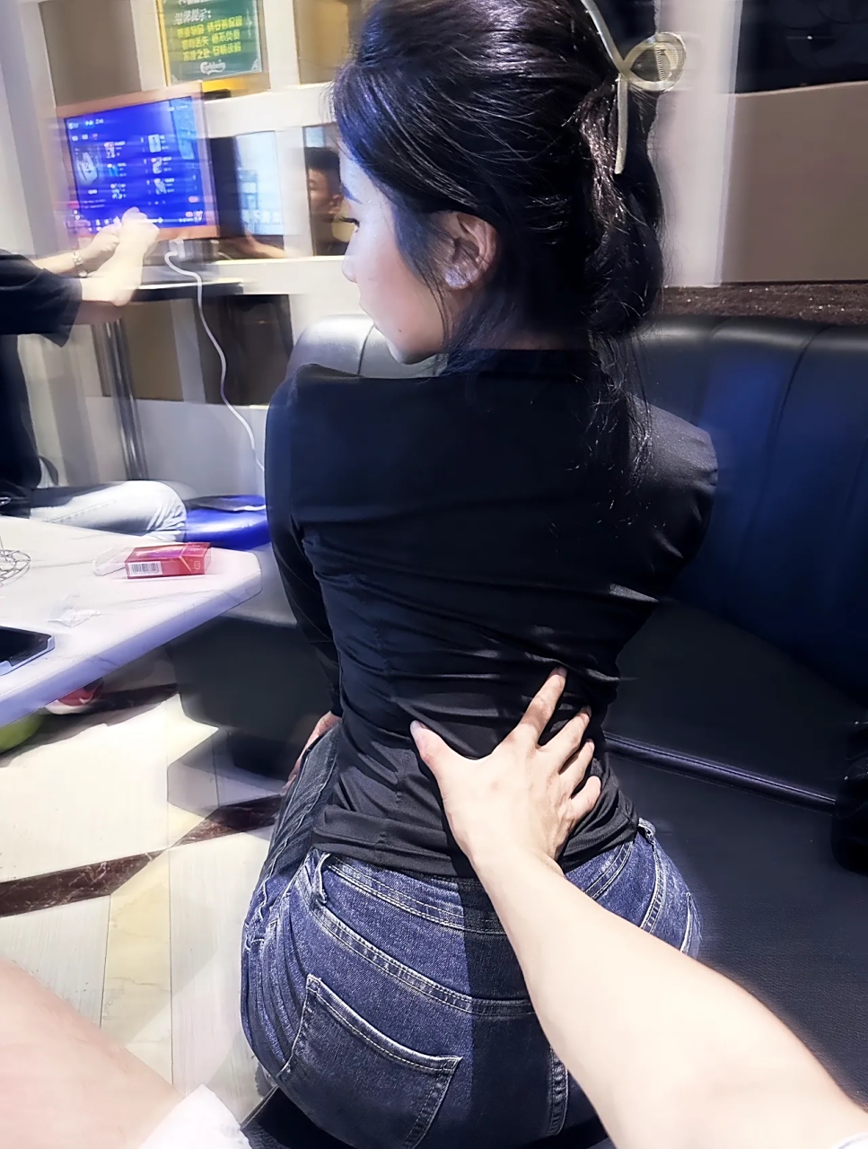 这妹纸,标准的a4腰!