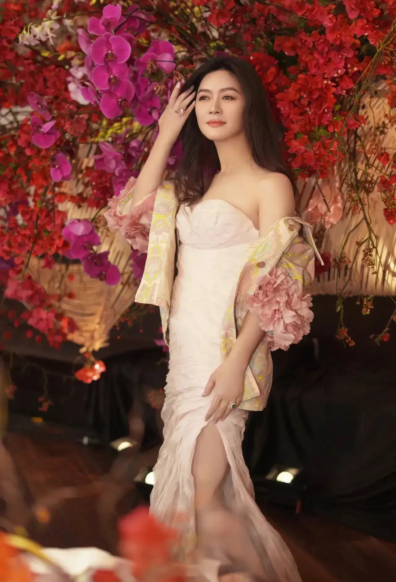 演员田海蓉47岁生日,穿白色抹胸礼服裙,大秀精致锁骨