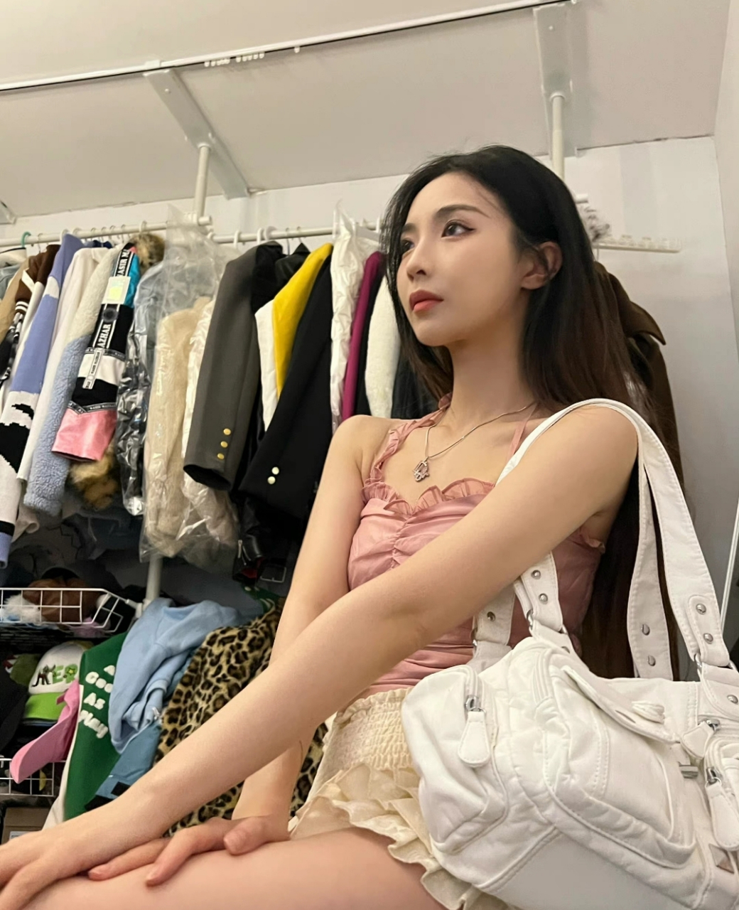 这个女孩是一个四个字的女明星,有没有人认识?