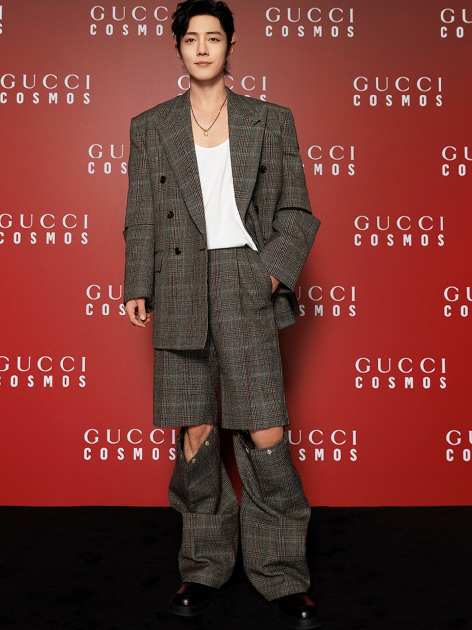 gucci发肖战正面照,将他独有的瑞凤眼展现出来像一只小喜鹊一样可爱