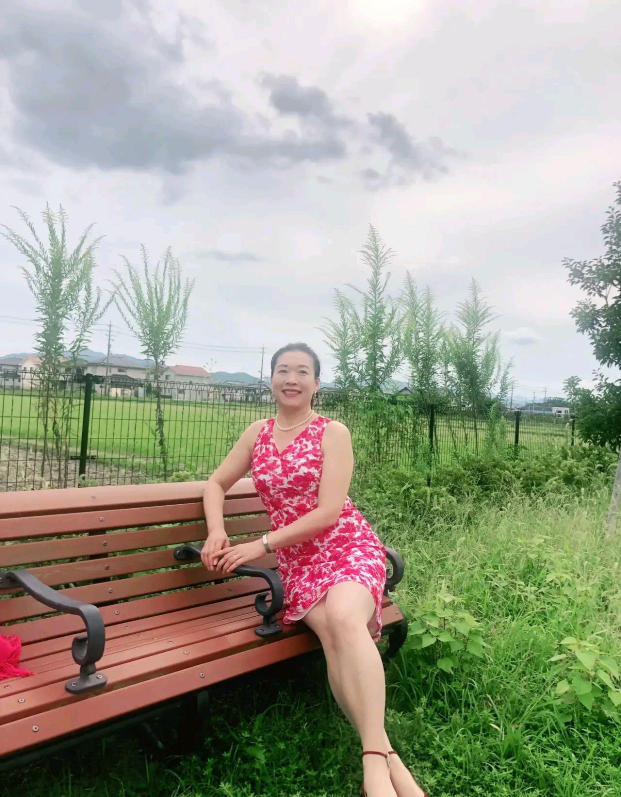 50岁的大妈肌肤细腻白皙性感艳丽,气质优雅风韵犹存