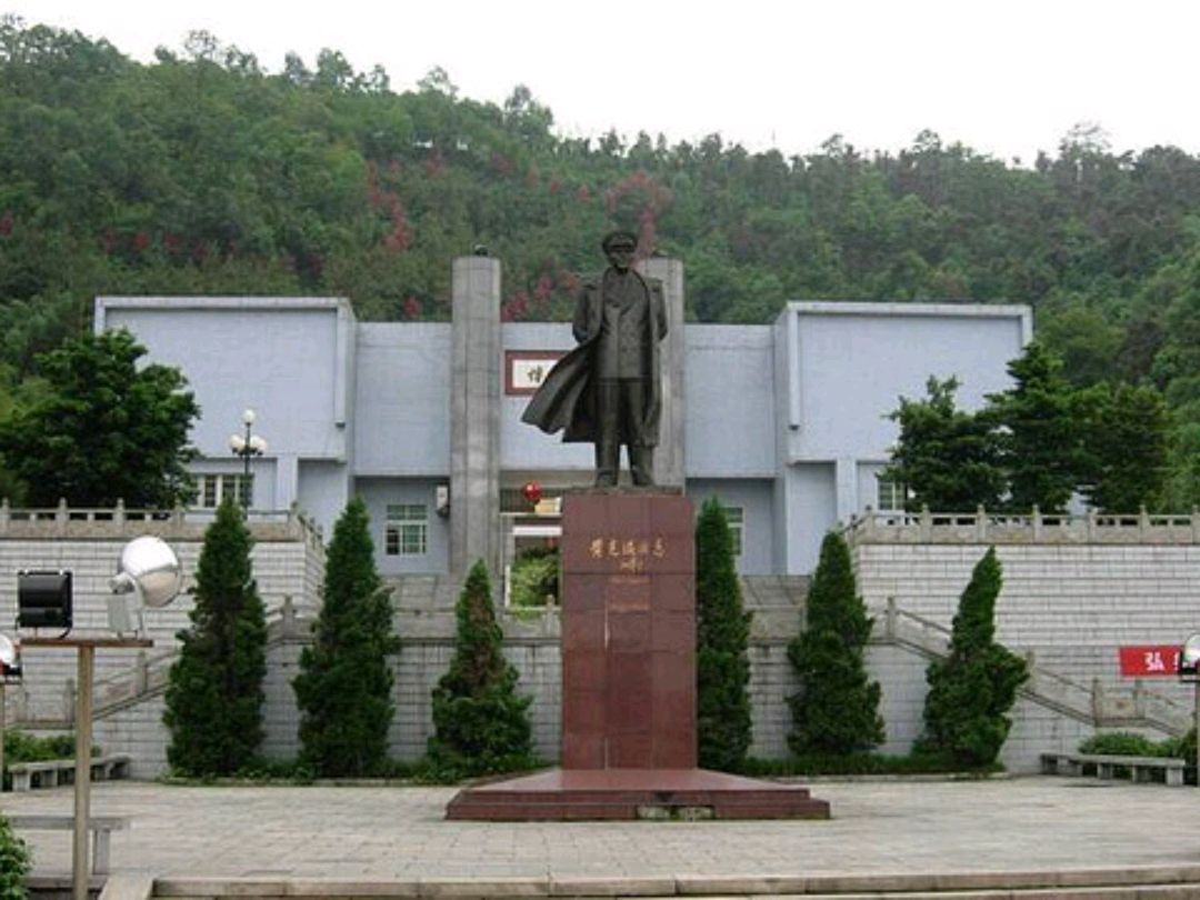 对联:题永兴黄克城铜像