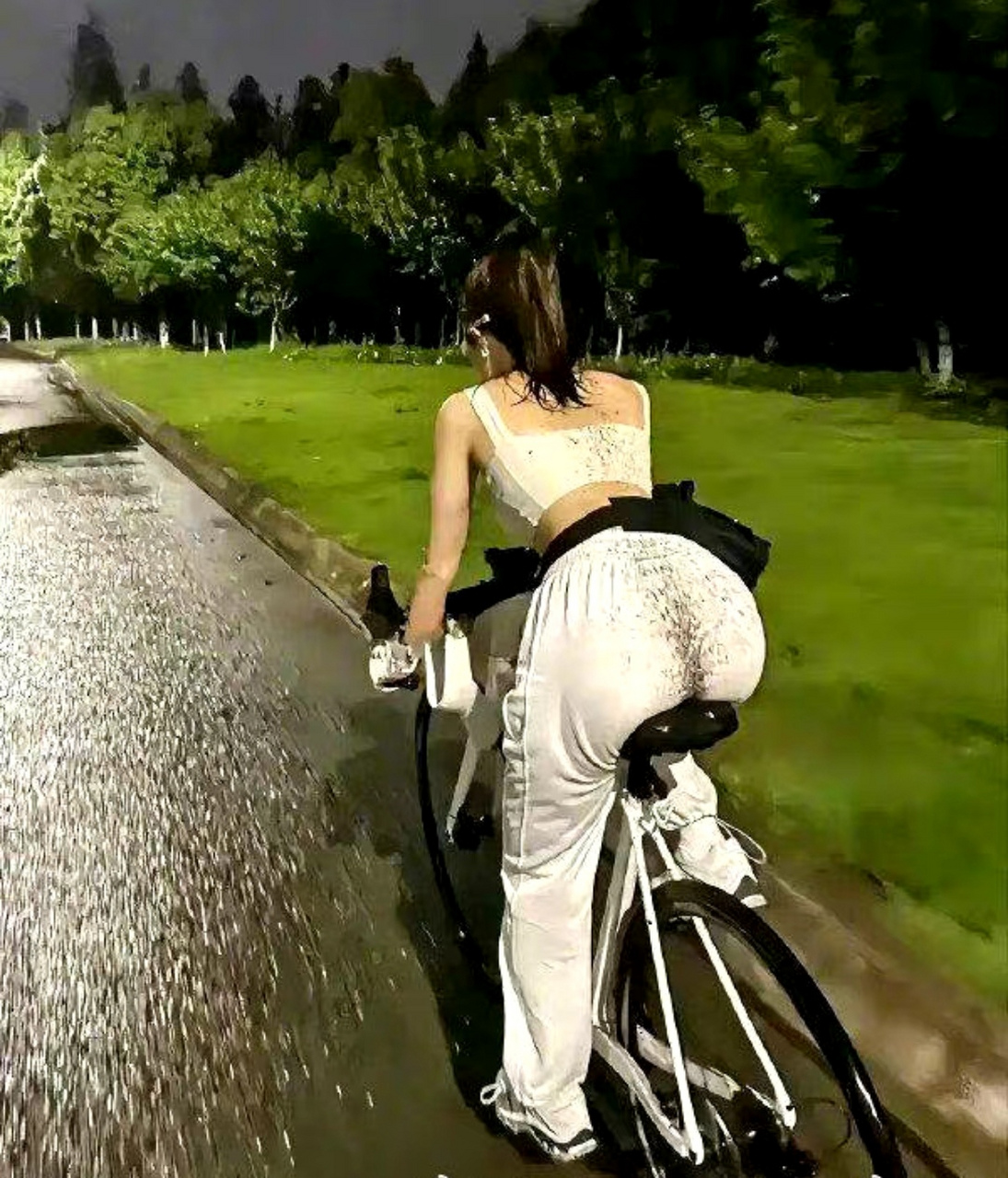 雨天骑自行车没有后轮挡板的尴尬,只有后面的路人知道.