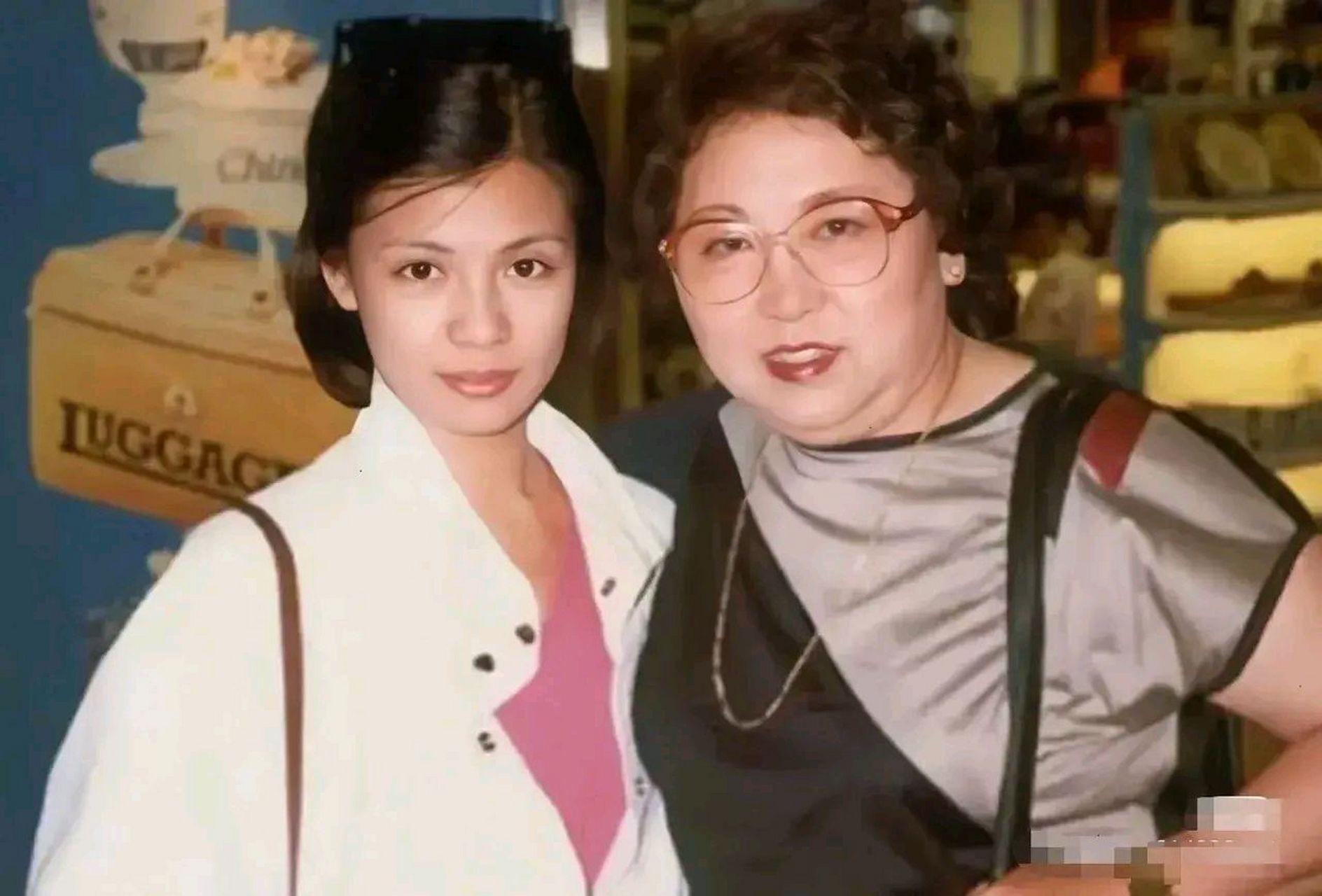 80年代初,翁美玲和她母亲张明如,一张罕见的合影,这张照片展现了