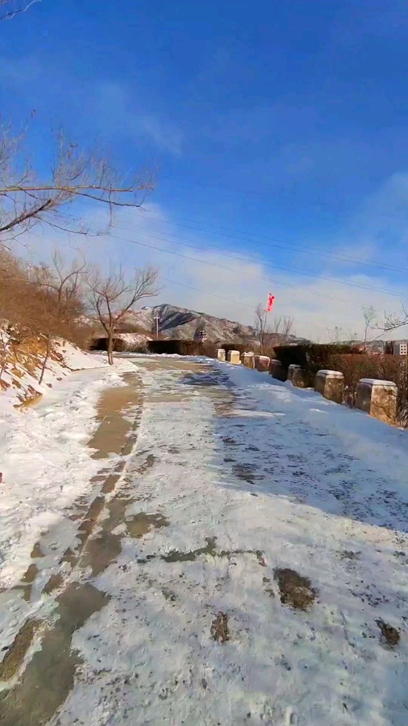 天气晴朗,爬张家口西太平山,踏雪走到最高处