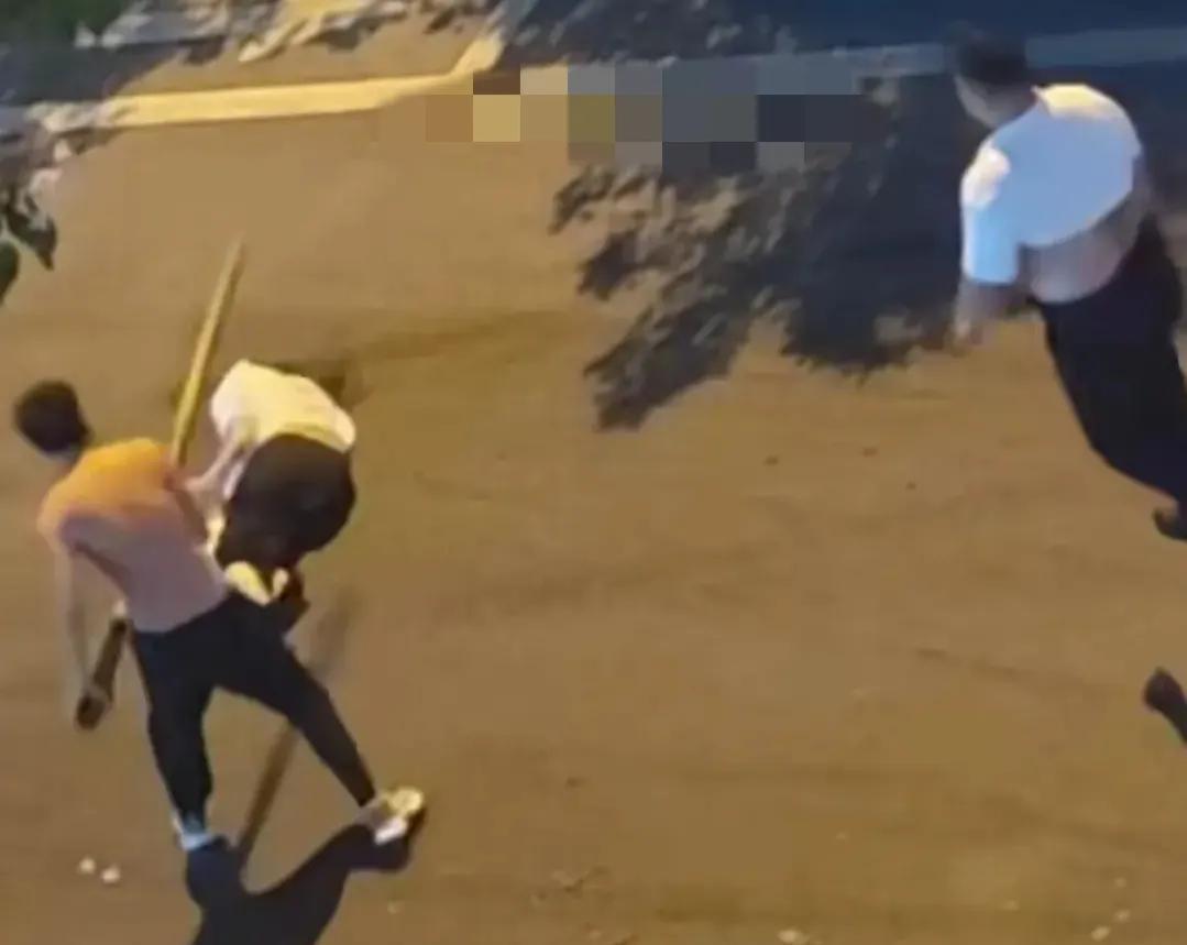 安徽一男子拿竹棍当街暴打女子,态度凶狠,被打女子倒地不起