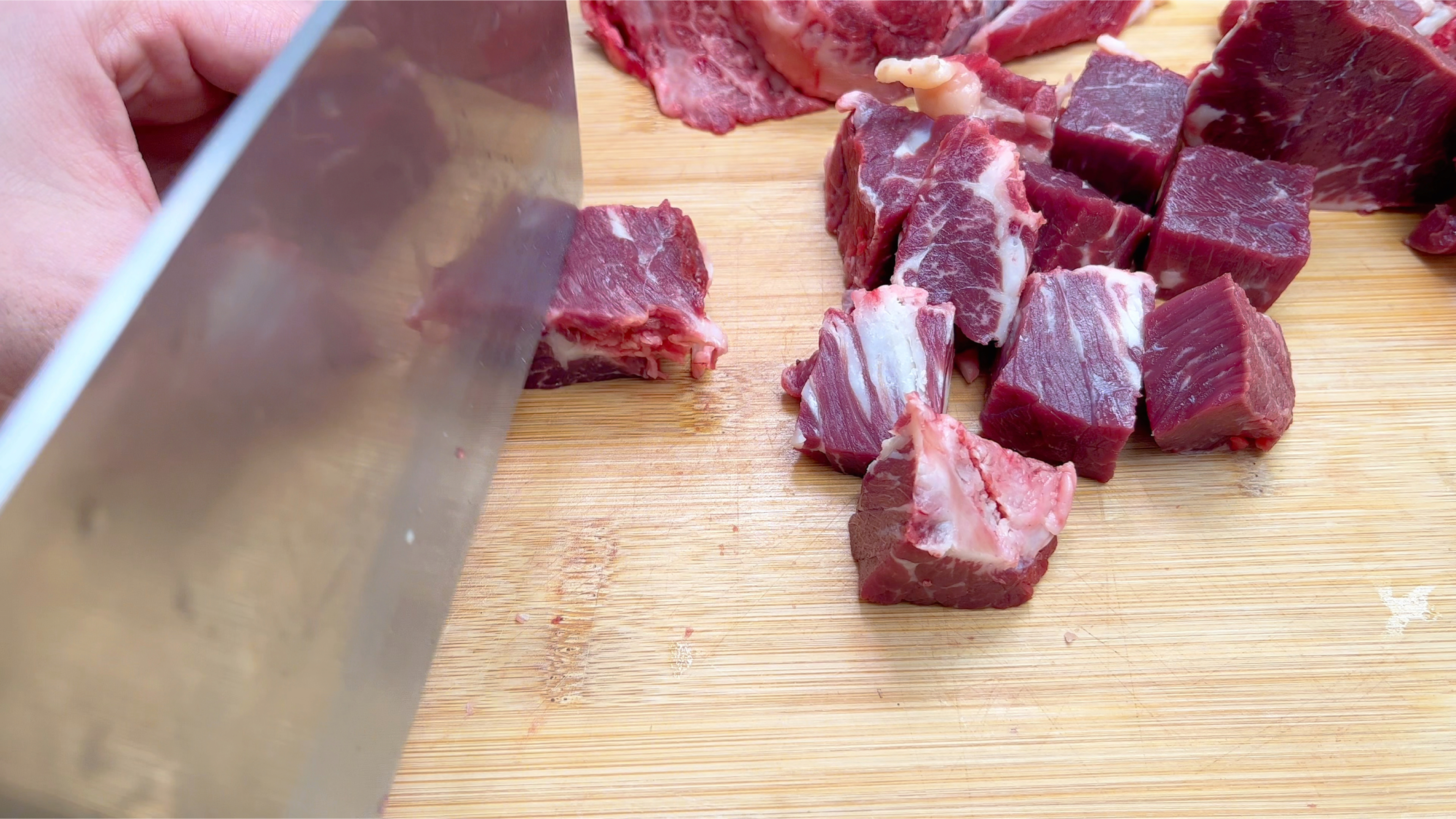 红烧牛肉第一步就是焯水还是直接炒?大厨教你饭店做法