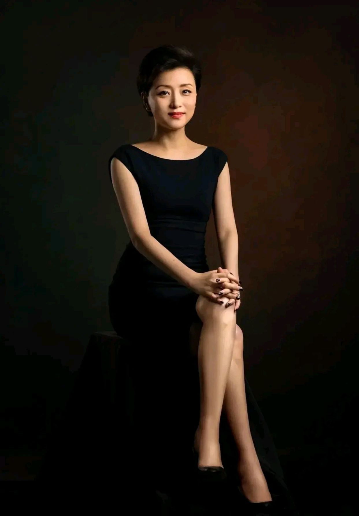 杨澜身穿黑色长裙尽显端庄典雅之美