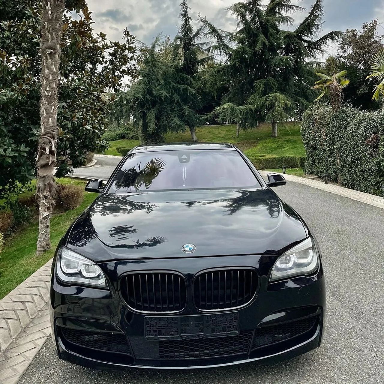 不敢相信这是十年前的车型了,宝马f02 7系,外观造型上是现在不同的