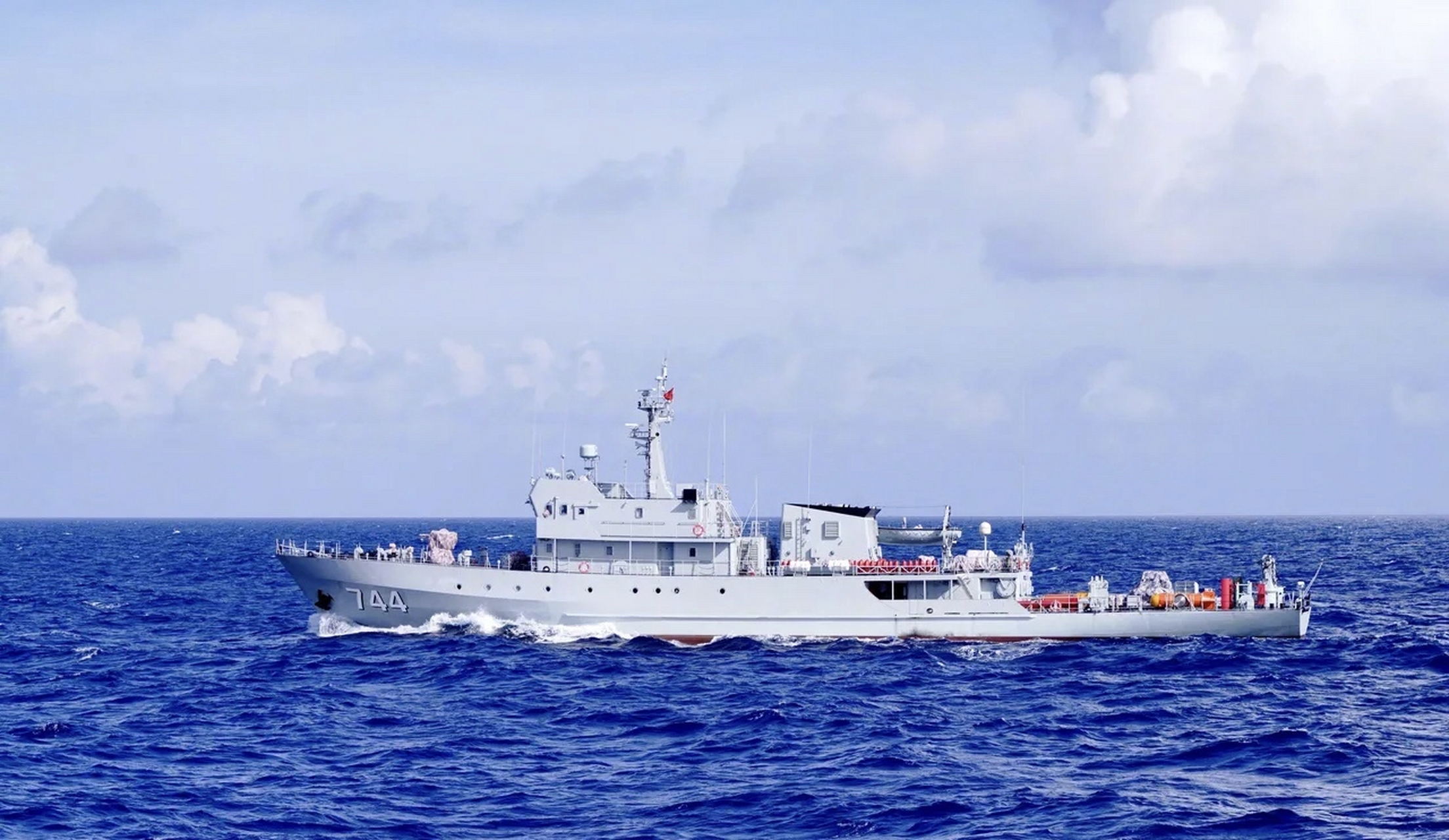 中国9899海军744鹤山舰 081型扫雷舰 该舰为该型的第二批次,舰艏