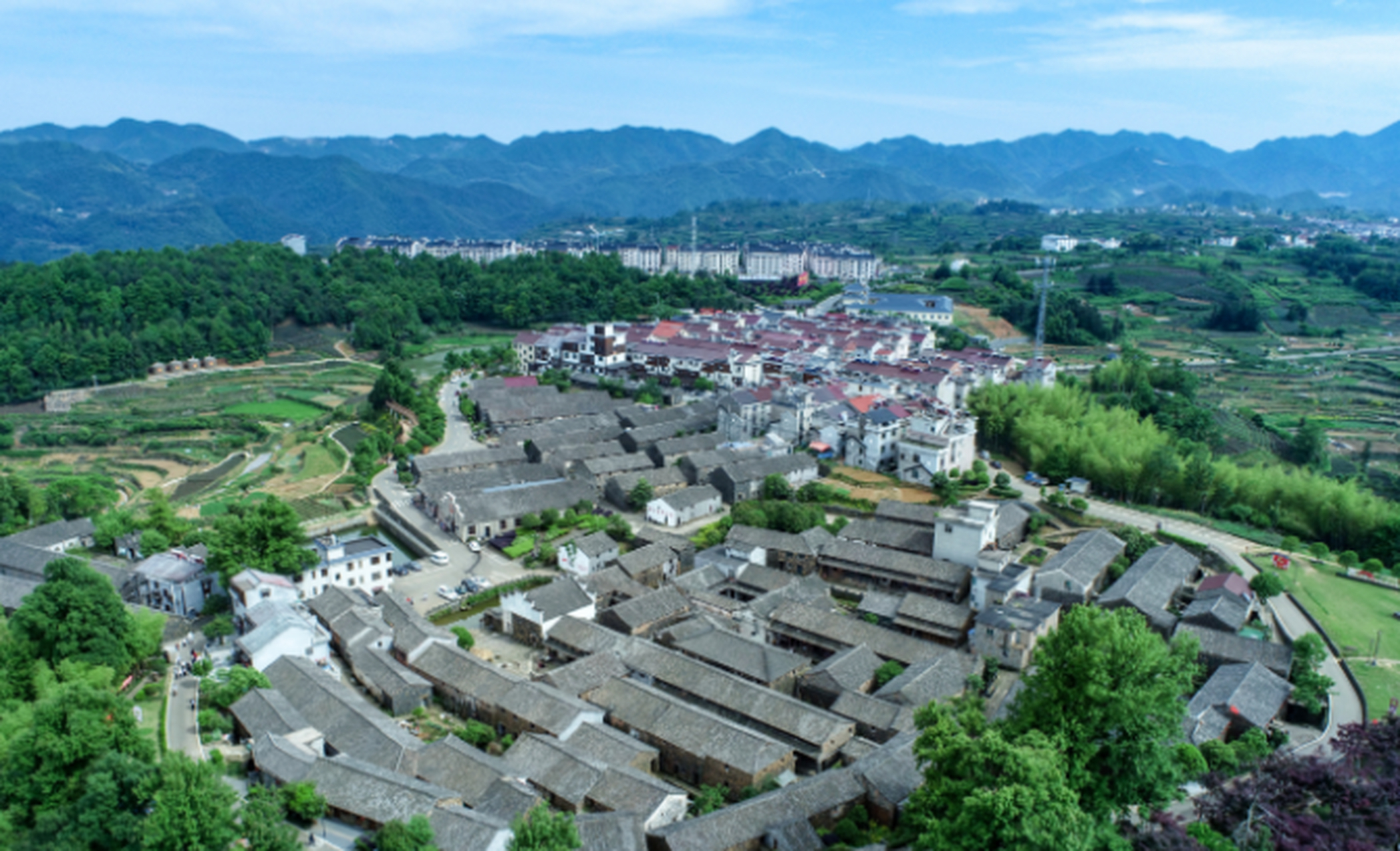 磐安县是浙江金华市的一个小县,人口不多,但环境优美,被誉为"浙中盆景