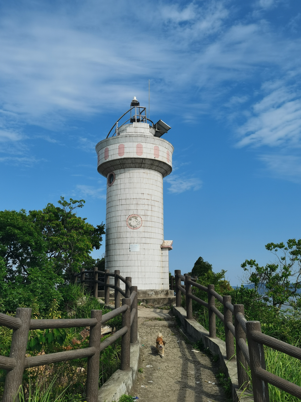 浙江台州玉环市大龙湾村,旅游业虽不是玉环的支柱产业,但沿着海边公路
