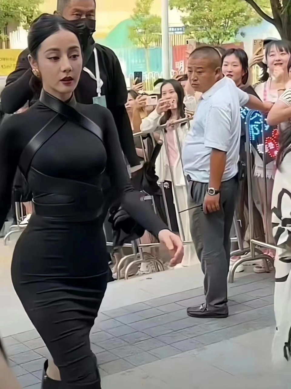 话说有内衣能穿出热巴这93形吗?