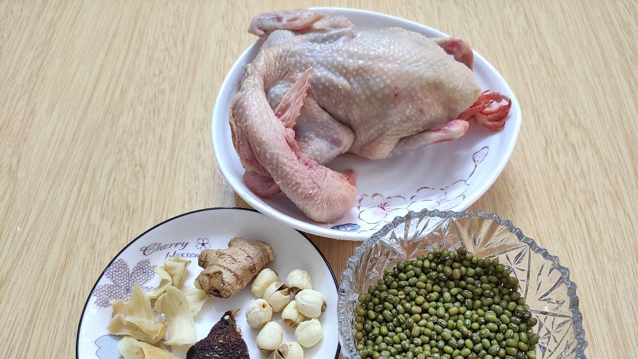 欣妈用绿豆和鸽子煲汤,正好去痘痘和热痱,能凉血解毒又好喝
