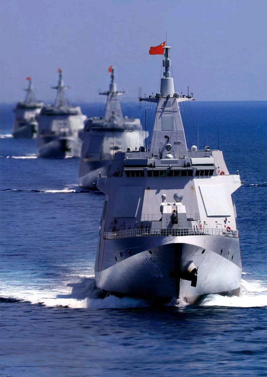 " 055大驱:"风太大,我听不见!" 阿利伯克级驱逐舰:"早啊,吃了吗?