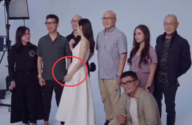 组图：孙艺珍怀孕四个月近照曝光肚子凸起明显用手护宝宝