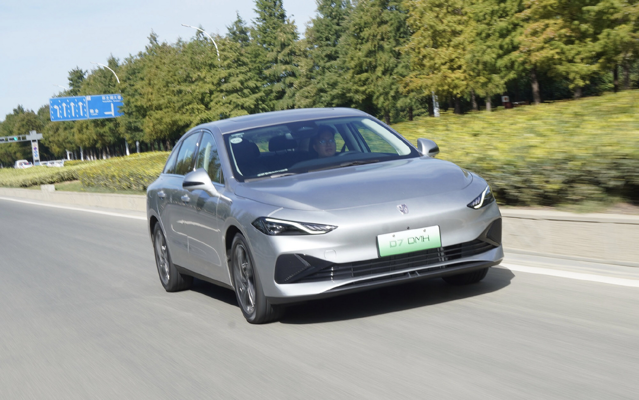 上汽荣威d7,手握后驱纯电和dmh两大王牌