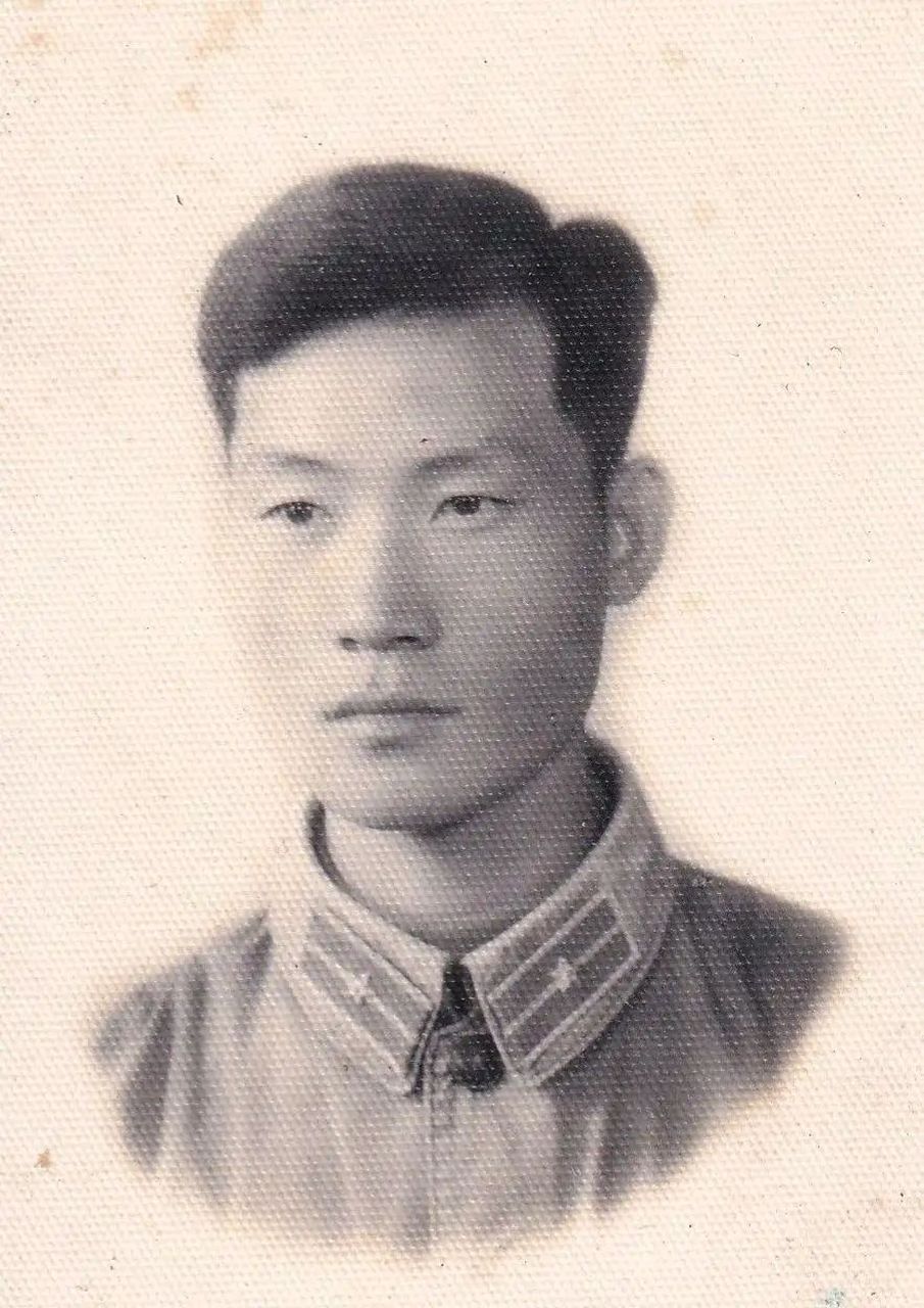 这是1955年,一名开国少尉,一张罕见的留影,在我国的军衔中,少尉军衔是