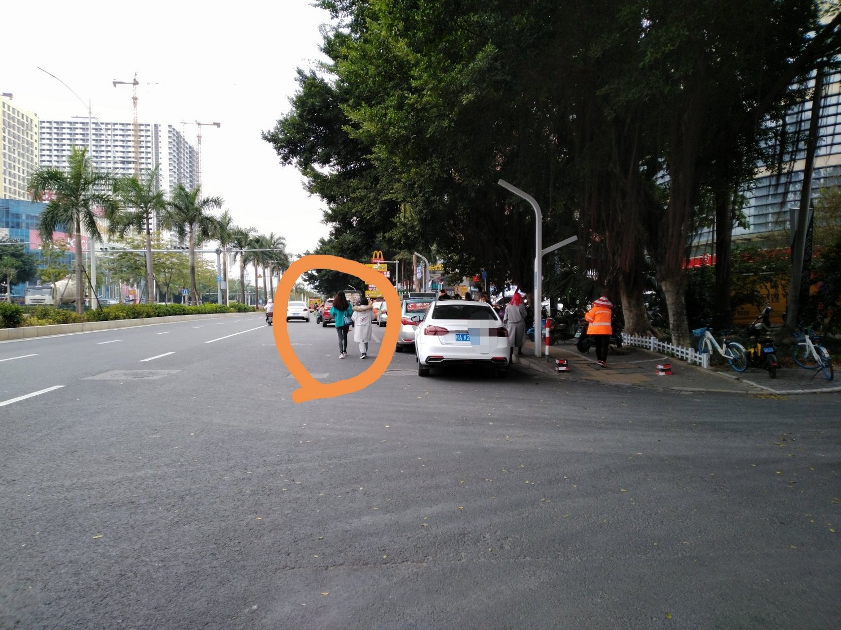 南宁大学路对行人太不友好了吧!做得太过分了.