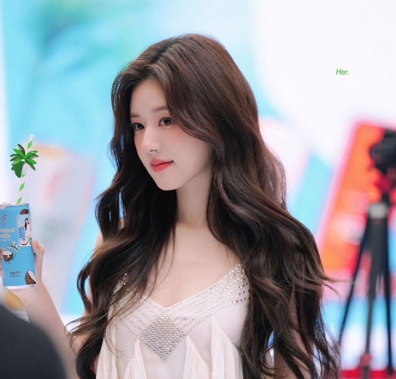 赵露思露腿,赵露思今日活动造型大片,白色吊带纱裙长卷发搭配珍珠耳饰