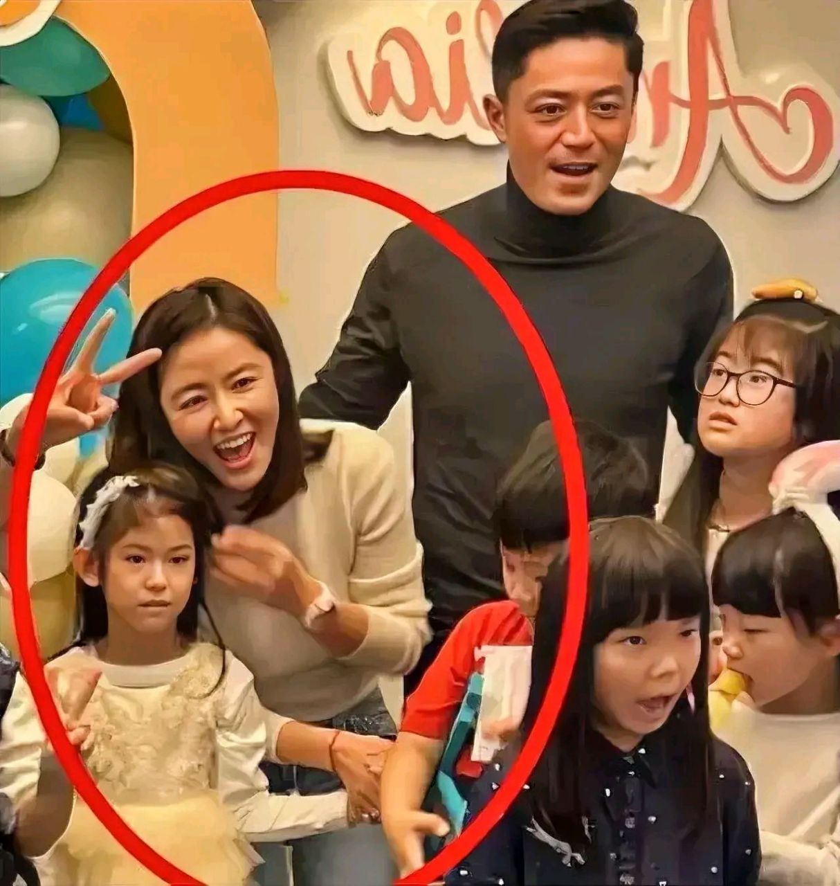 林心如的女儿看起来更像谁?平时他很少露面.