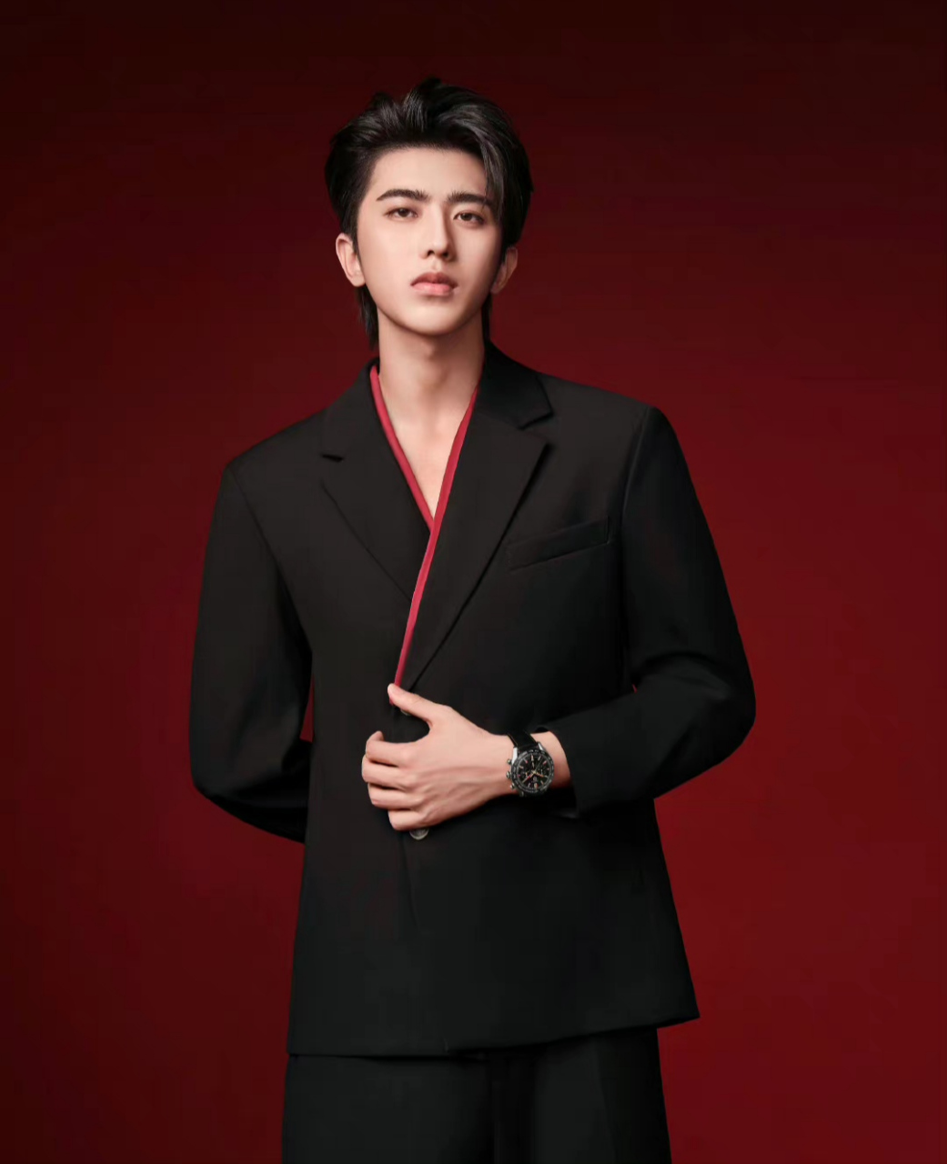 蔡徐坤黑色v领西装大片