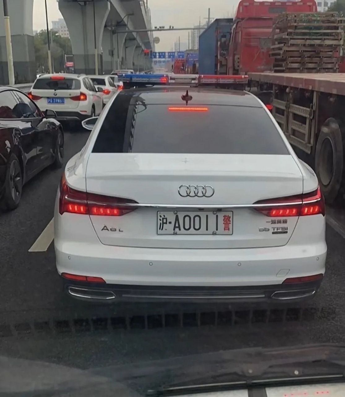 奥迪a6警车 上海奥迪警车全是a6l 55tfsl  顶配,遇见了还是老老实实的