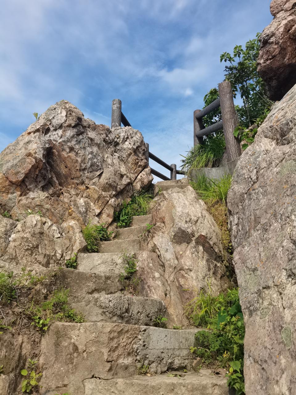 浙江台州玉环市大龙湾村,旅游业虽不是玉环的支柱产业,但沿着海边公路