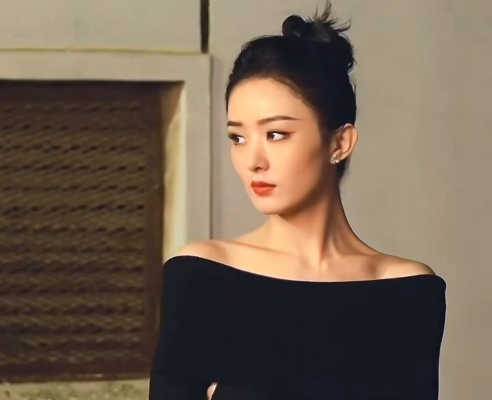 赵丽颖高调营业秀直角肩,满脸的自信太有明星范了!