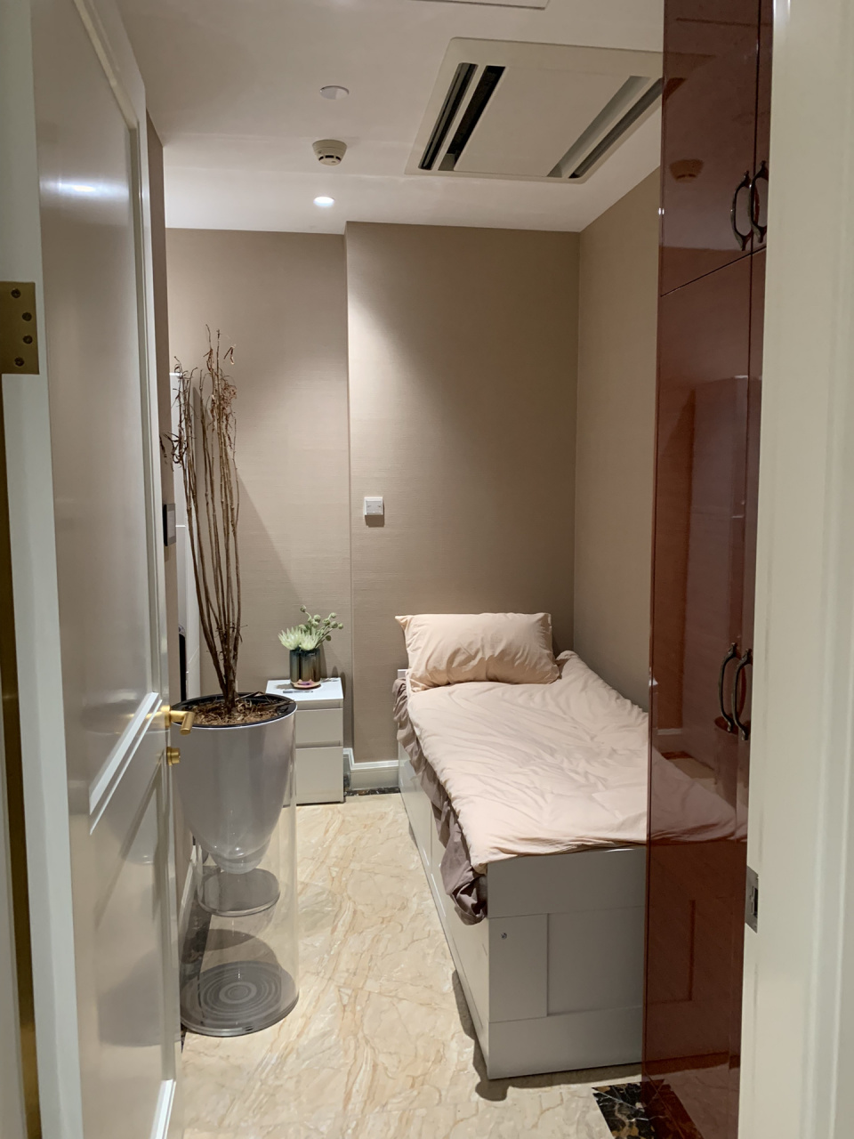 在别墅或大平层中,保姆房已经成为标配,但很多设计都把保姆房设置得很