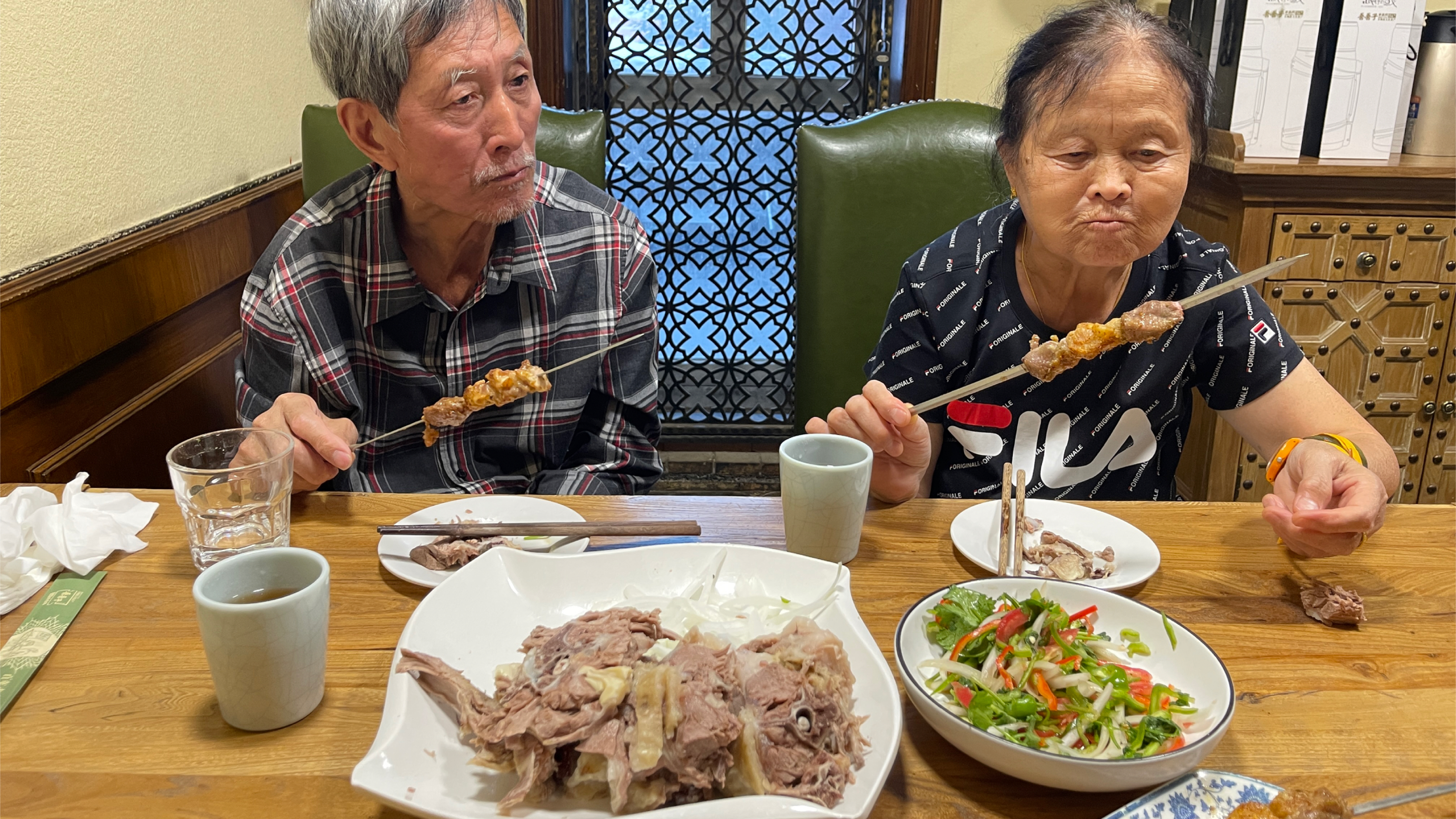 和爸妈去乌鲁木齐吾吾子餐厅吃手抓羊肉,160元一公斤,肉很软嫩