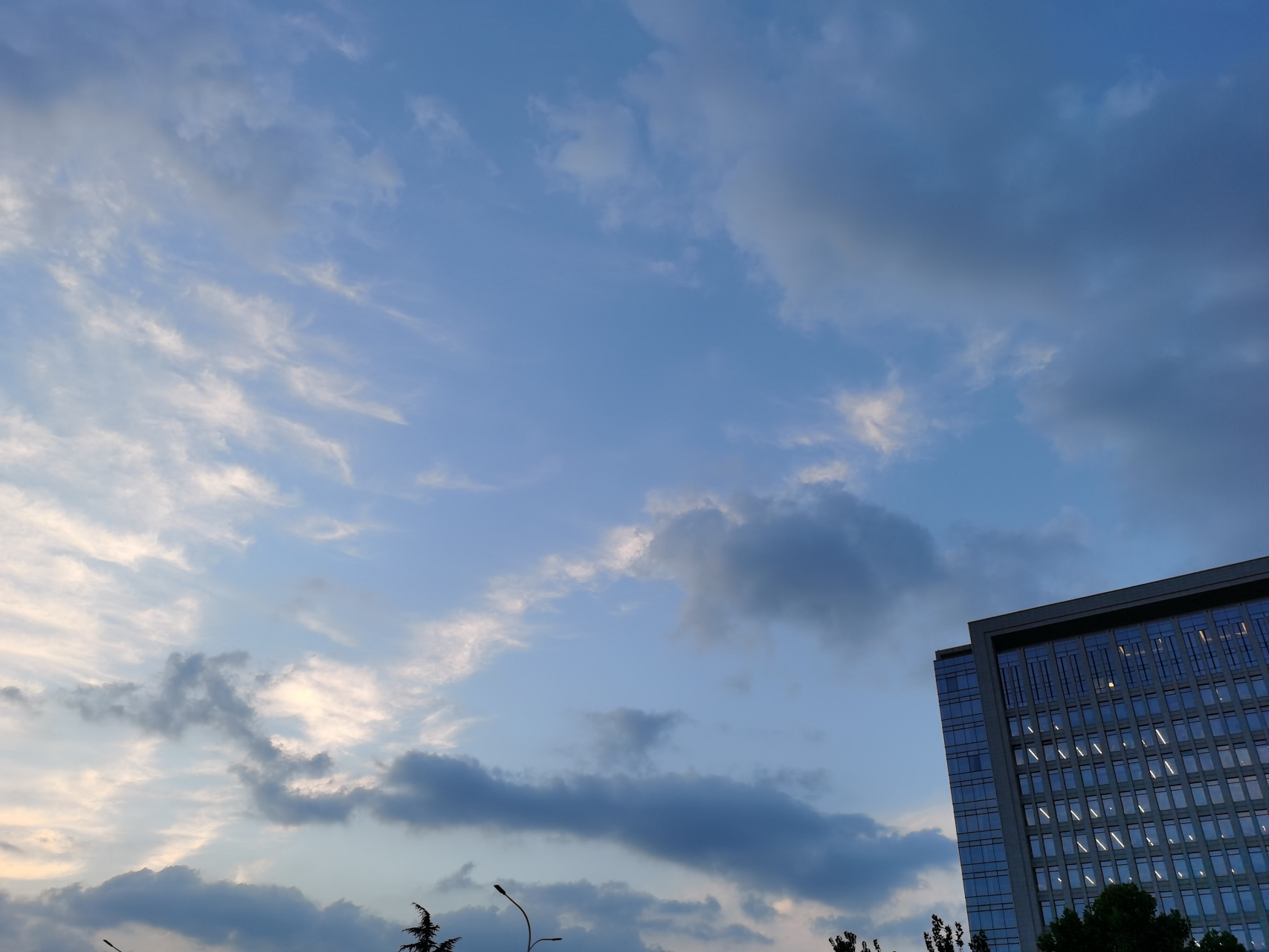 白云高,黑云低,乌云飘在黑云底