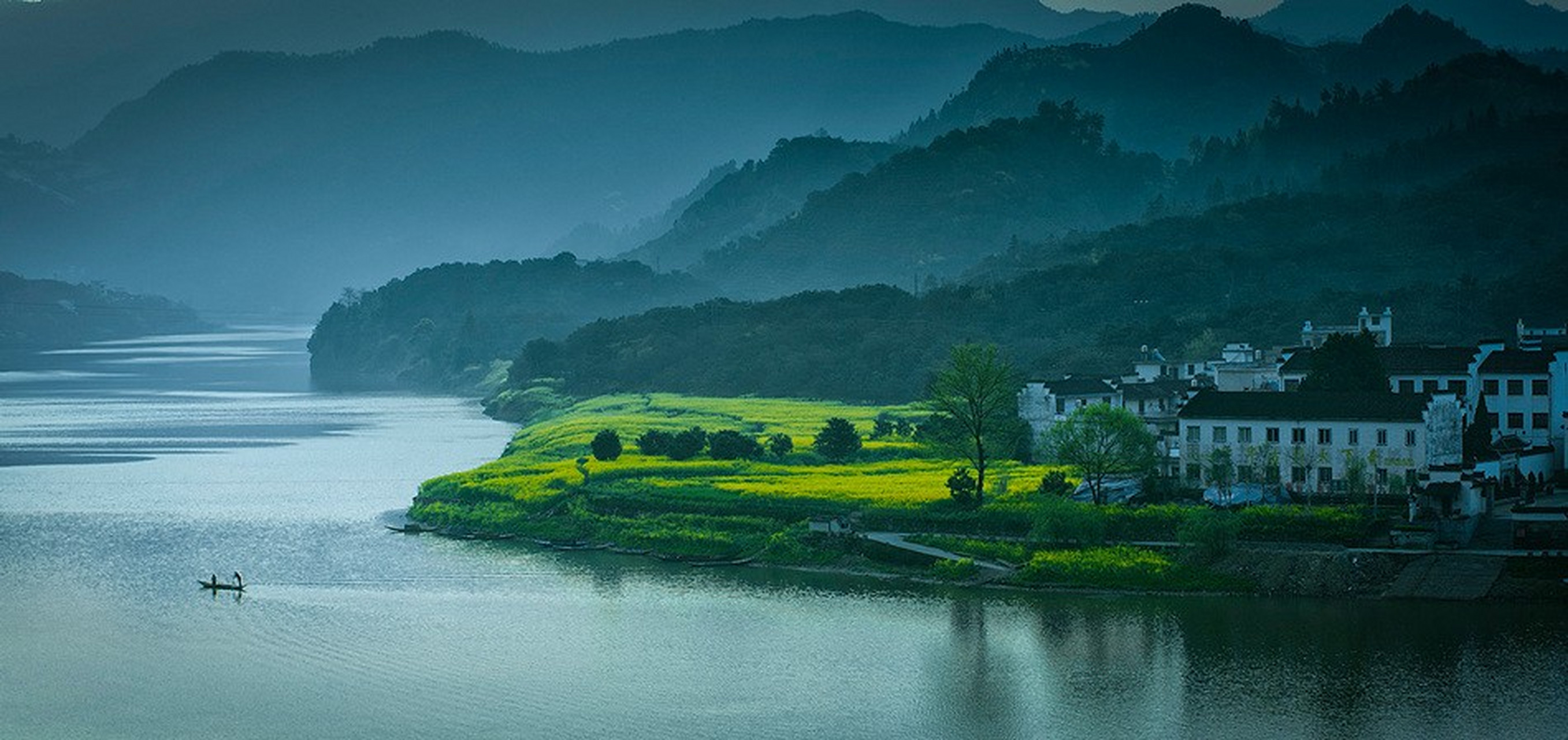 安徽歙县深渡镇是进入新安江山水画廊风景区的游船码头,新安江山水