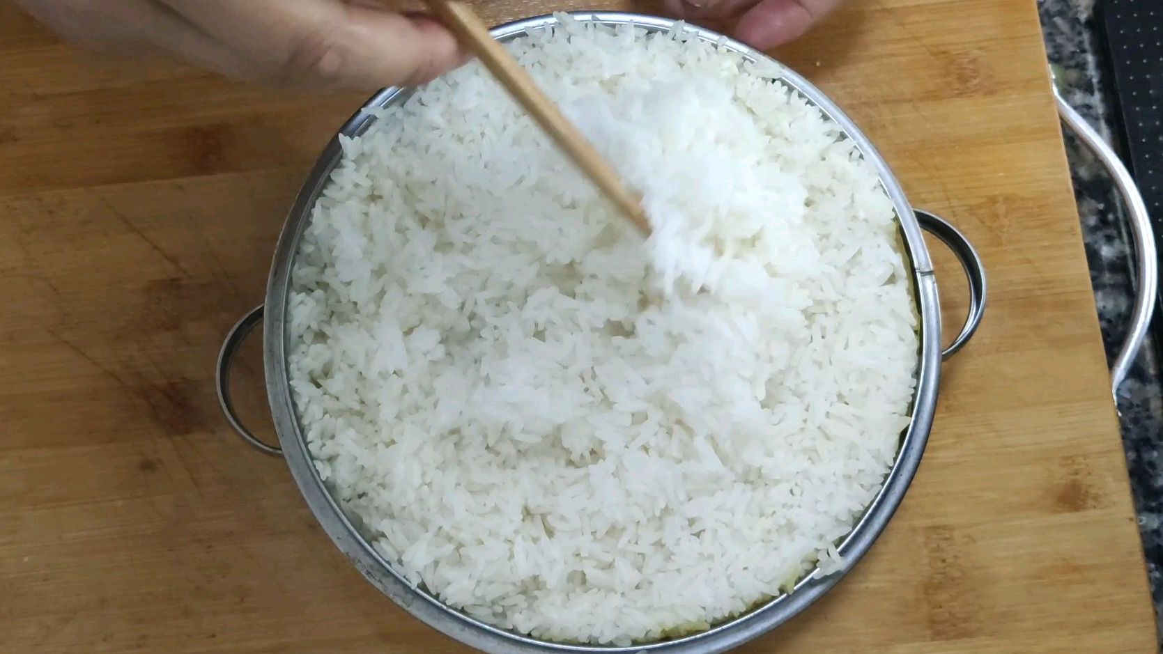 不用电饭锅也可做蒸米饭,晶莹剔透,嚼劲十足,特别简单
