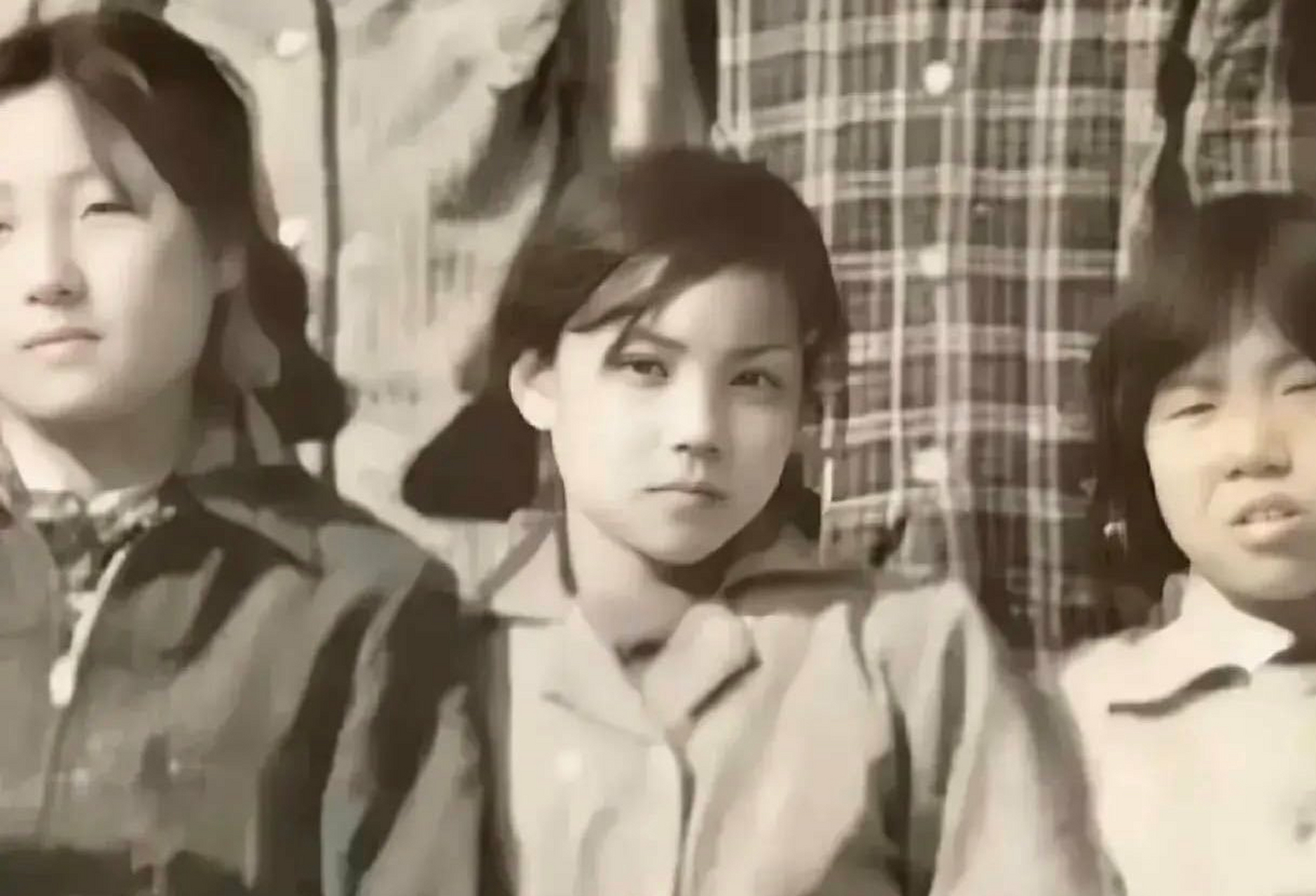 王菲小时候照片:人的眼神不大会变,这个女孩子从小就不一般. 67